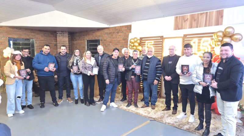 Sindicato homenageia associados por tempo de filiação em noite especial