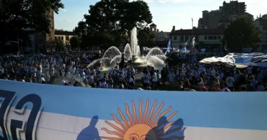 Torcida argentina faz bandeiraço em Kansas antes da estreia na Copa