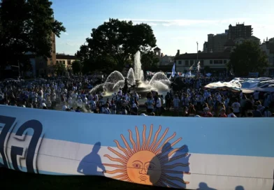 Torcida argentina faz bandeiraço em Kansas antes da estreia na Copa