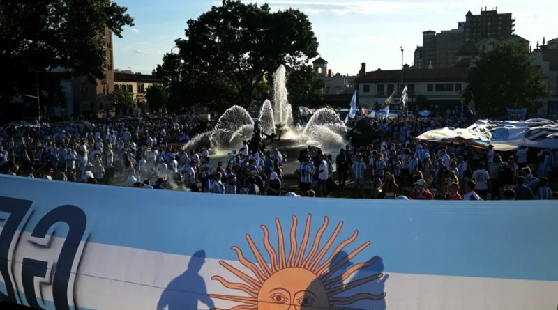 Torcida argentina faz bandeiraço em Kansas antes da estreia na Copa