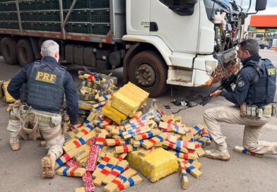 🚨 PRF apreende caminhão com quase uma tonelada de maconha e pistola com seletor de rajada em Passo Fundo 🚨