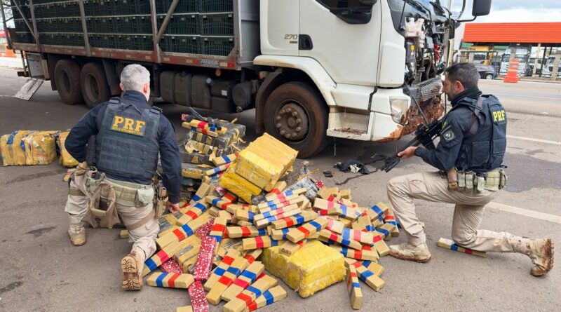 🚨 PRF apreende caminhão com quase uma tonelada de maconha e pistola com seletor de rajada em Passo Fundo 🚨