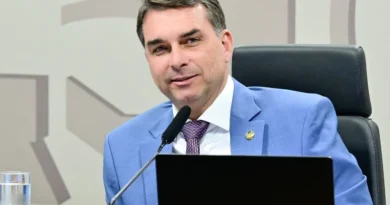 Flávio visita Jair Bolsonaro e diz que ele está bem, após Michelle falar em piora do quadro