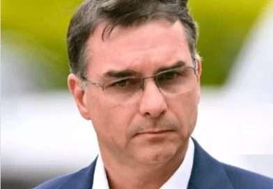 Flávio Bolsonaro diz que pediu para Trump não taxar as empresas brasileiras