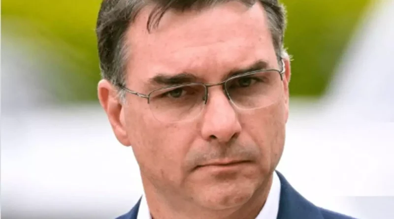 Flávio Bolsonaro diz que pediu para Trump não taxar as empresas brasileiras