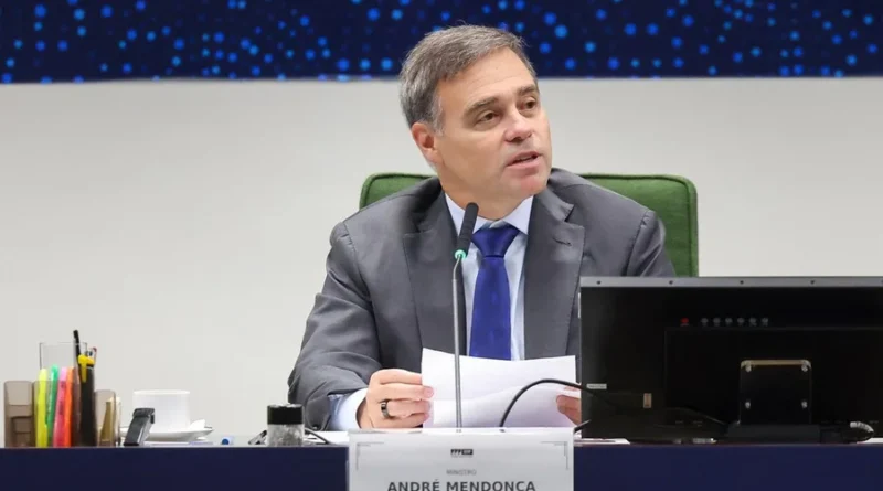 Fachin determina Mendonça como relator de investigação de Flávio Bolsonaro no caso “Dark Horse”