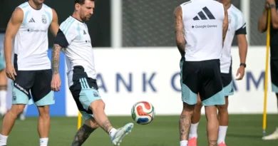 Messi treina com a Argentina após notícias sobre a saúde de seu pai