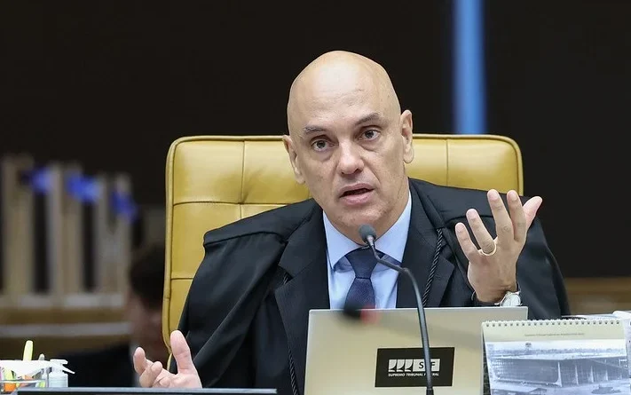 Moraes manda PGR opinar se arma de Bolsonaro em casa é falta grave na prisão domiciliar
