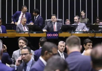 Bancadas do PL e do PT lideram assinaturas por pedidos de CPI do Master