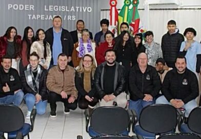 Sessão Legislativa de Tapejara contou com a presença dos alunos do EJA da Escola Severino Dalzotto