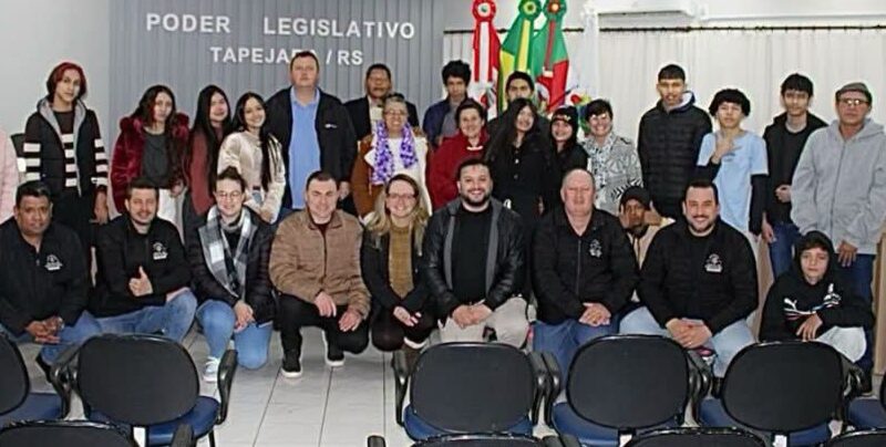 Sessão Legislativa de Tapejara contou com a presença dos alunos do EJA da Escola Severino Dalzotto