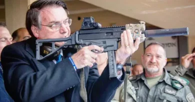 Defesa diz que uma arma de Bolsonaro foi presente e está em empresa na Serra Gaúcha