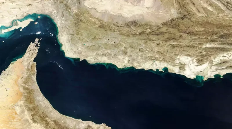 Tripulação abandona navio atingido pelo Irã no Estreito de Ormuz, dizem Estados Unidos